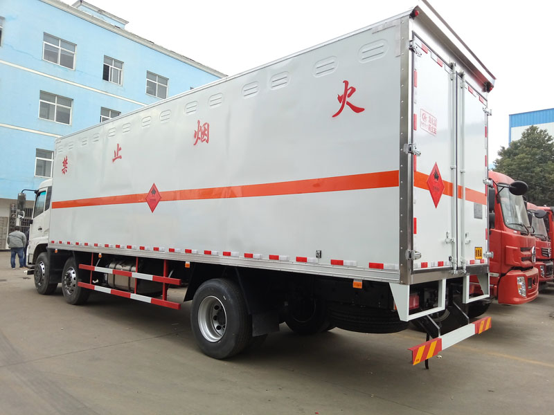 東風(fēng)天錦8.6米(14.8噸)液體廂式車(chē)